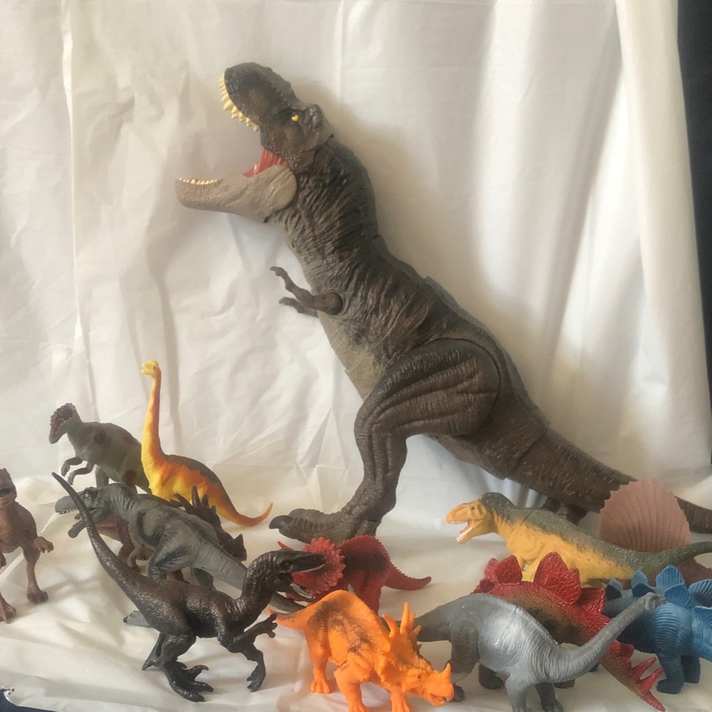 14 dinosaurs 18” long roaring T. rex Jurassic World & 13 6” resin figures EUC